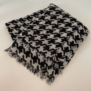 Houndstooth scarf in black and white from Smart Set.